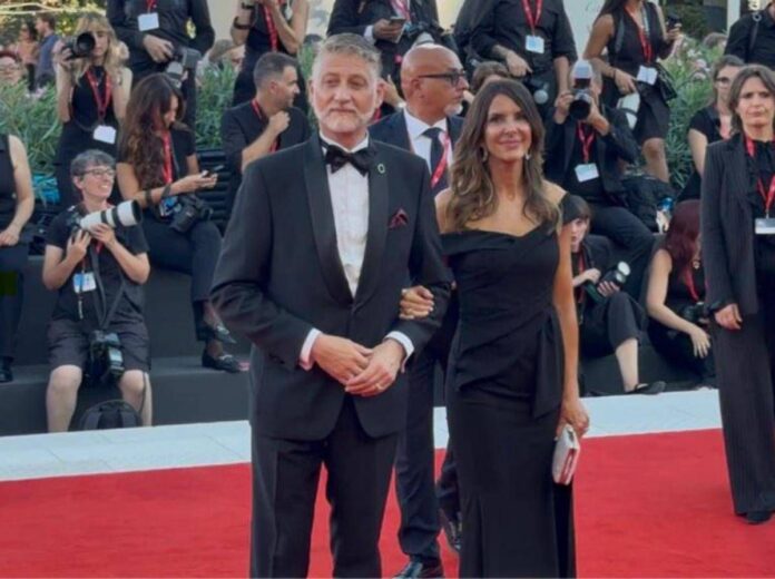 Mostra di Venezia, Giuli sul red carpet con pochette rossa e spilletta verde per la Palestina