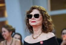 Mostra di Venezia, Susan Sarandon sul tappeto rosso con la spilletta ‘cessate il fuoco a Gaza’