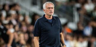 Mourinho show dopo il ko del Real: “C’erano due rossi” e mostra le foto in conferenza