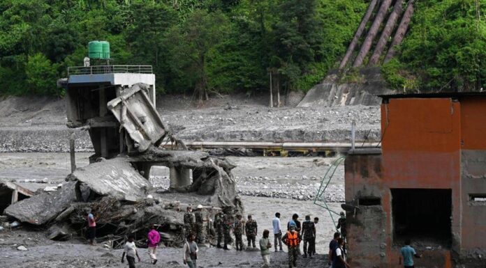 Nepal, cittadino cinese estratto vivo da un tunnel a 10 giorni dall’alluvione