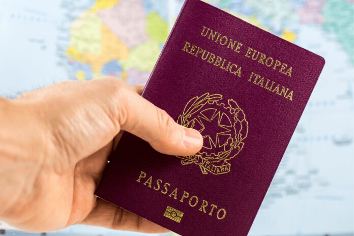 Non capisce l’italiano, il sindaco ‘congela’ la consegna della cittadinanza