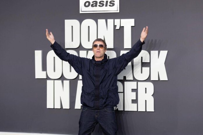 Oasis a Roma, Liam Gallagher scatenato sui social: le risposte (surreali) ai fan