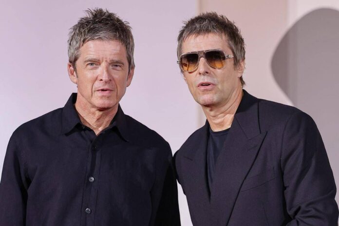 Oasis in tour, la guerra dei biglietti e i messaggi di Liam Gallagher: “Buona fortuna. Siate gentili e non cattivi”