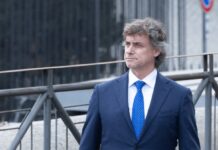 Operaio muore al Colosseo, Rai rinvia serata evento di Alberto Angela: “Andrea aveva l’età dei miei figli”