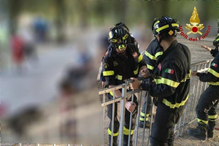 Paura a Pordenone, bimbo di 2 anni incastrato con la testa nella ringhiera del parco giochi: soccorso