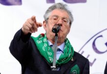 “Per fortuna Umberto Bossi è morto”: è bufera sul consigliere Pd di Reggio Emilia