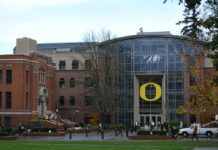 Phil Knight, co-fondatore della Nike, e la donazione record all’Università dell’Oregon: “Assegno da un miliardo di dollari”