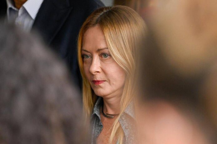 Poliziotti feriti a Roma, Meloni: “Aggressore subito libero, inaccettabile”