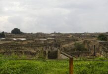 Pompei, si finge guida turistica e abusa di un 17enne in domus chiusa al pubblico: arrestato guardiano del Parco