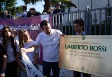 Pontida, Lega intitola pratone a Bossi. Salvini accolto da ovazione: “Si vince uniti”