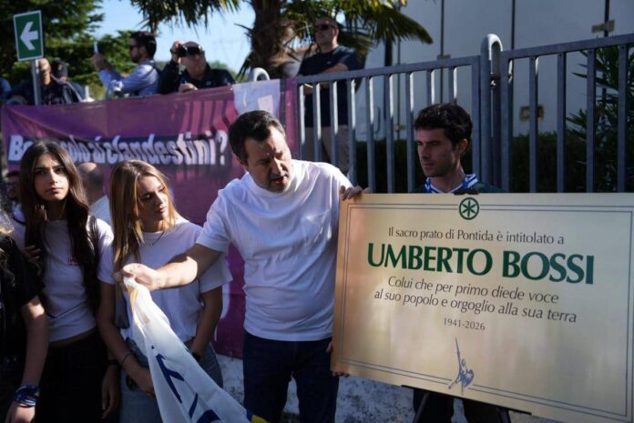 Pontida, Lega intitola pratone a Bossi. Salvini accolto da ovazione: “Si vince uniti”