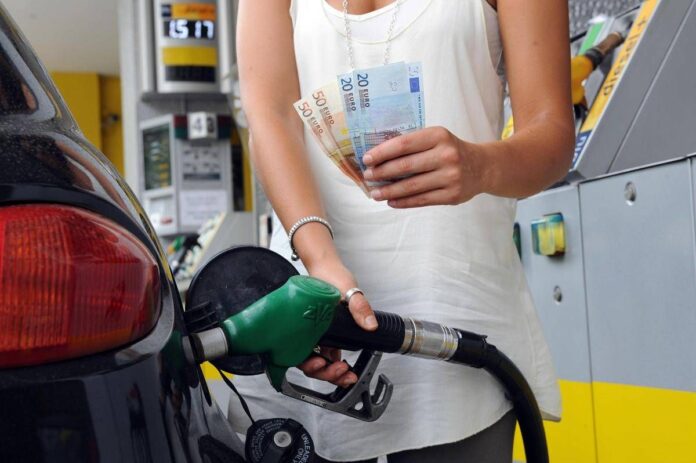 Prezzi benzina e diesel, non si fermano gli aumenti. Unc: “Pieno gasolio costa 40 cent in più in un giorno”