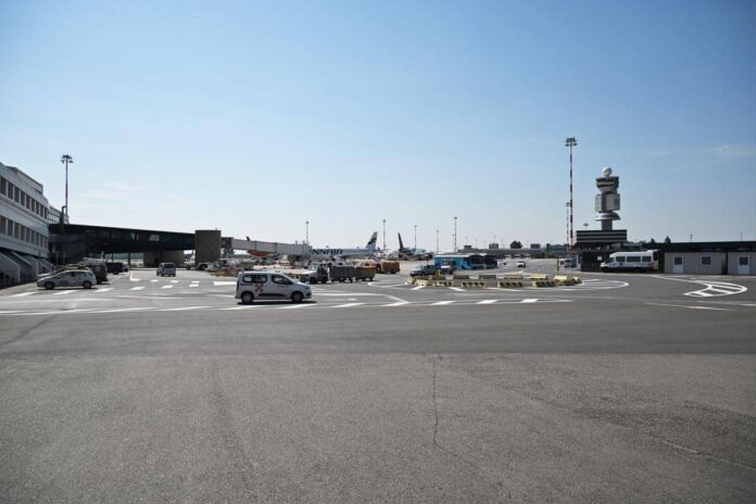 Principio d’incendio su volo Easyjet a Malpensa, passeggeri evacuati e scalo chiuso per un’ora