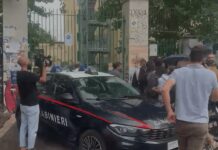 Prof accoltellata a Roma, la testimonianza di uno studente: “Il 13enne indossava casco, ha colpito con coltello e con due pugni”