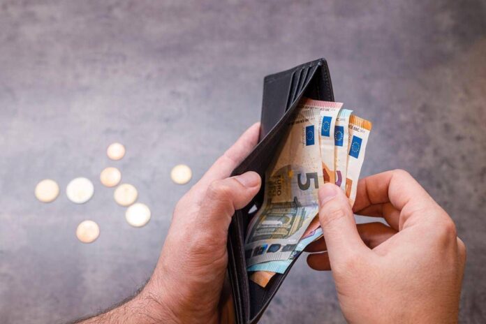 Quanto si indebitano gli italiani per vivere? L’analisi tra prestiti, mutui e stipendi fermi