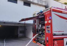Roma, incendio in un box di via Vitellia: auto elettrica coinvolta, 6 intossicati
