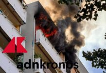 Roma, violento incendio in un palazzo: salvate tre persone
