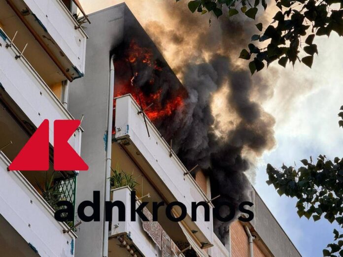 Roma, violento incendio in un palazzo: salvate tre persone