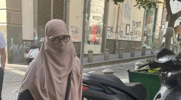 Sangiuliano posta foto di donna con niqab a Napoli: “Ecco pericolo islamizzazione”