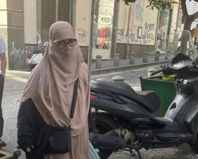 Sangiuliano posta foto di donna con niqab a Napoli: “Ecco pericolo islamizzazione”
