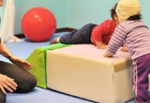 Schiaffi, minacce e umiliazioni a bimbi: sospesa educatrice asilo nido