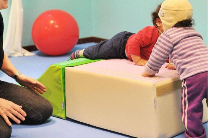 Schiaffi, minacce e umiliazioni a bimbi: sospesa educatrice asilo nido