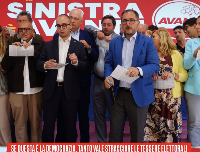 Legge elettorale, protesta del Psi con le tessere