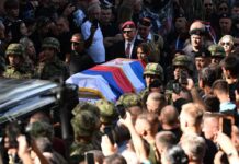 Serbia, migliaia a Belgrado per i funerali di Mladic. Ue: “Era un criminale”