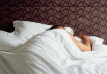 Sonno difficile e stanchezza appena svegli, è colpa dell’orologio biologico: ecco 5 regole per resettarlo