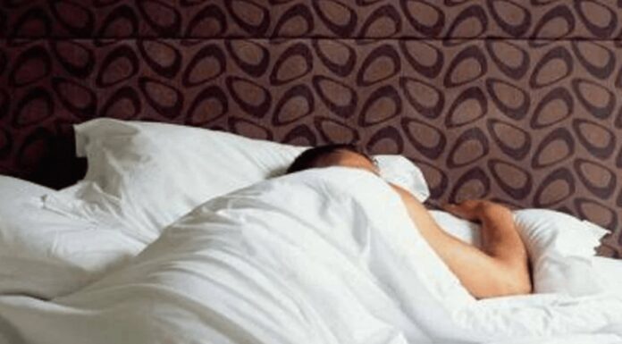 Sonno e salute, tre italiani su dieci dormono sei ore o meno: abitudini e rischi