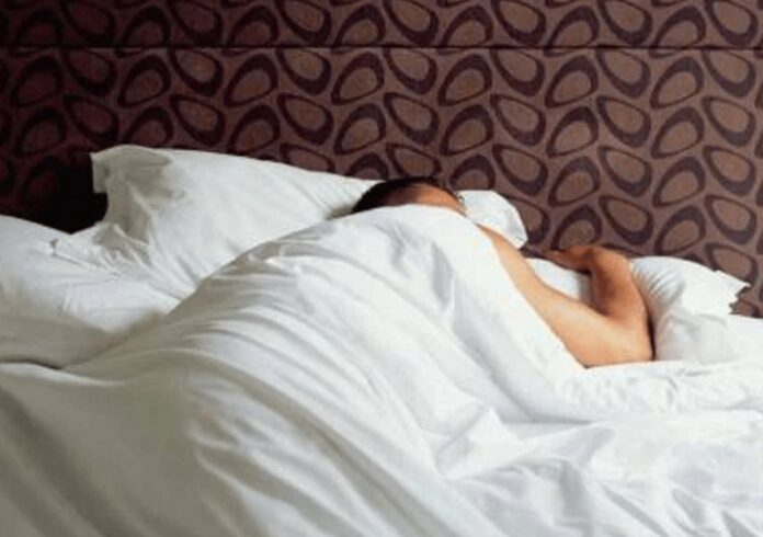 Sonno difficile e stanchezza appena svegli, è colpa dell’orologio biologico: ecco 5 regole per resettarlo