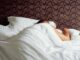 Sonno e salute, tre italiani su dieci dormono sei ore o meno: abitudini e rischi