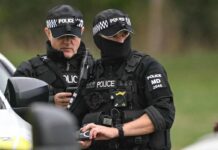 Sventato attentato in Gran Bretagna, esplosivi vicino a una base Raf a Fairford: chi sono i 5 arrestati