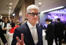 Tim Cook ‘saluta’ Apple dopo 15 anni, John Ternus è il nuovo amministratore delegato