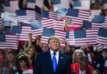 Trump, comizio show di due ore a Dallas: “5mila dollari a ogni americano se i Repubblicani vincono i midterm”