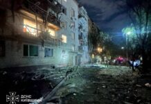 Ucraina, Kiev sotto attacco: almeno 8 morti e incendi. Colpita anche la rete ferroviaria
