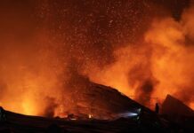 Ucraina ancora sotto attacco russo: raid su stazioni di servizio a Kiev, colpito mercantile a Odessa