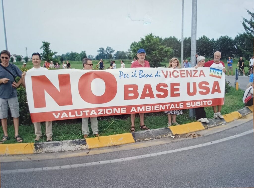 Un paio di avvocati, 3 professori 1 funzionario della Prefettura, un amministratore, un consigliere comunale (Giovanni Rolando) sul ciglio della strada con striscione autoprodotto