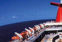 Usa, padre di tre figli si getta dalla nave da crociera: stava festeggiando l’anniversario di nozze