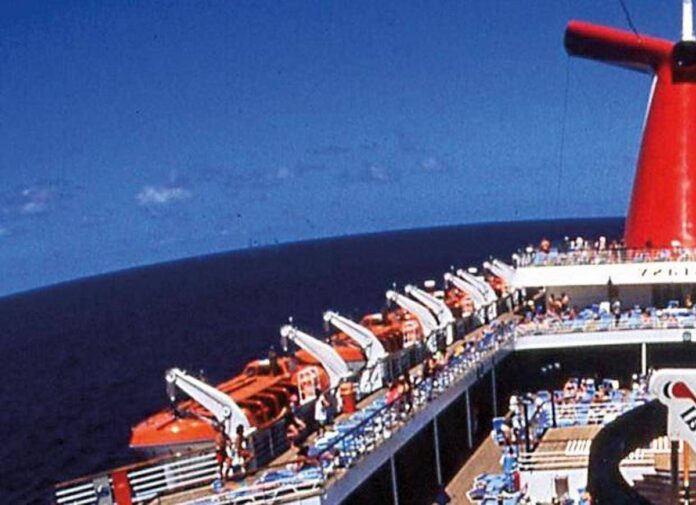 Usa, padre di tre figli si getta dalla nave da crociera: stava festeggiando l’anniversario di nozze
