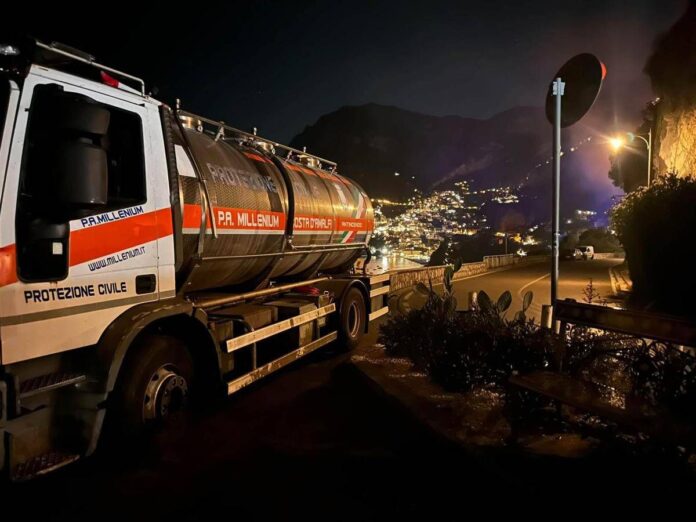 Vasto incendio a Positano provoca frana su strada ‘Amalfitana’, al lavoro vigili del fuoco