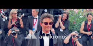 Venezia 2026, tutti pazzi per il visconte di ‘Bridgerton’ Jonathan Bailey