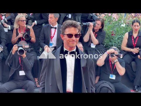 Venezia 2026, tutti pazzi per il visconte di ‘Bridgerton’ Jonathan Bailey