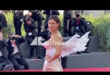 Venezia 83, Bianca Balti un angelo sul red carpet: il look con le ali incanta il Lido