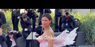 Venezia 83, Bianca Balti un angelo sul red carpet: il look con le ali incanta il Lido