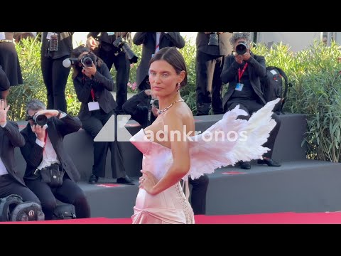 Venezia 83, Bianca Balti un angelo sul red carpet: il look con le ali incanta il Lido