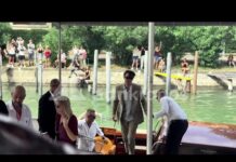 Venezia 83, bagno di folla per Robert Pattinson: l’arrivo al Lido per ‘Primetime’