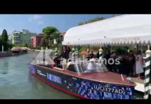 Venezia 83, flash e applausi per il conduttore Nicolas Maupas – Video