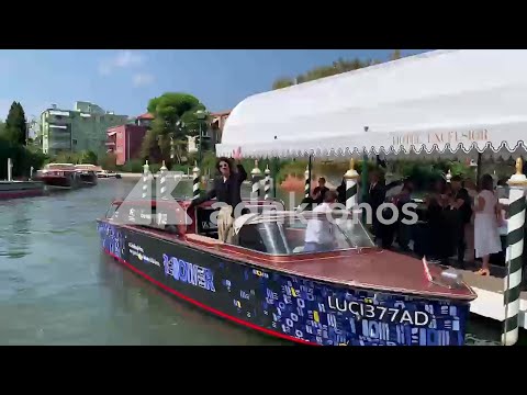 Venezia 83, flash e applausi per il conduttore Nicolas Maupas – Video