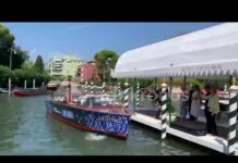 Venezia 83, l’arrivo della conduttrice del Festival Greta Scarano – Video